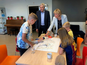 gedeputeerde en wethouder bespreken schoolroutes met de kinderen